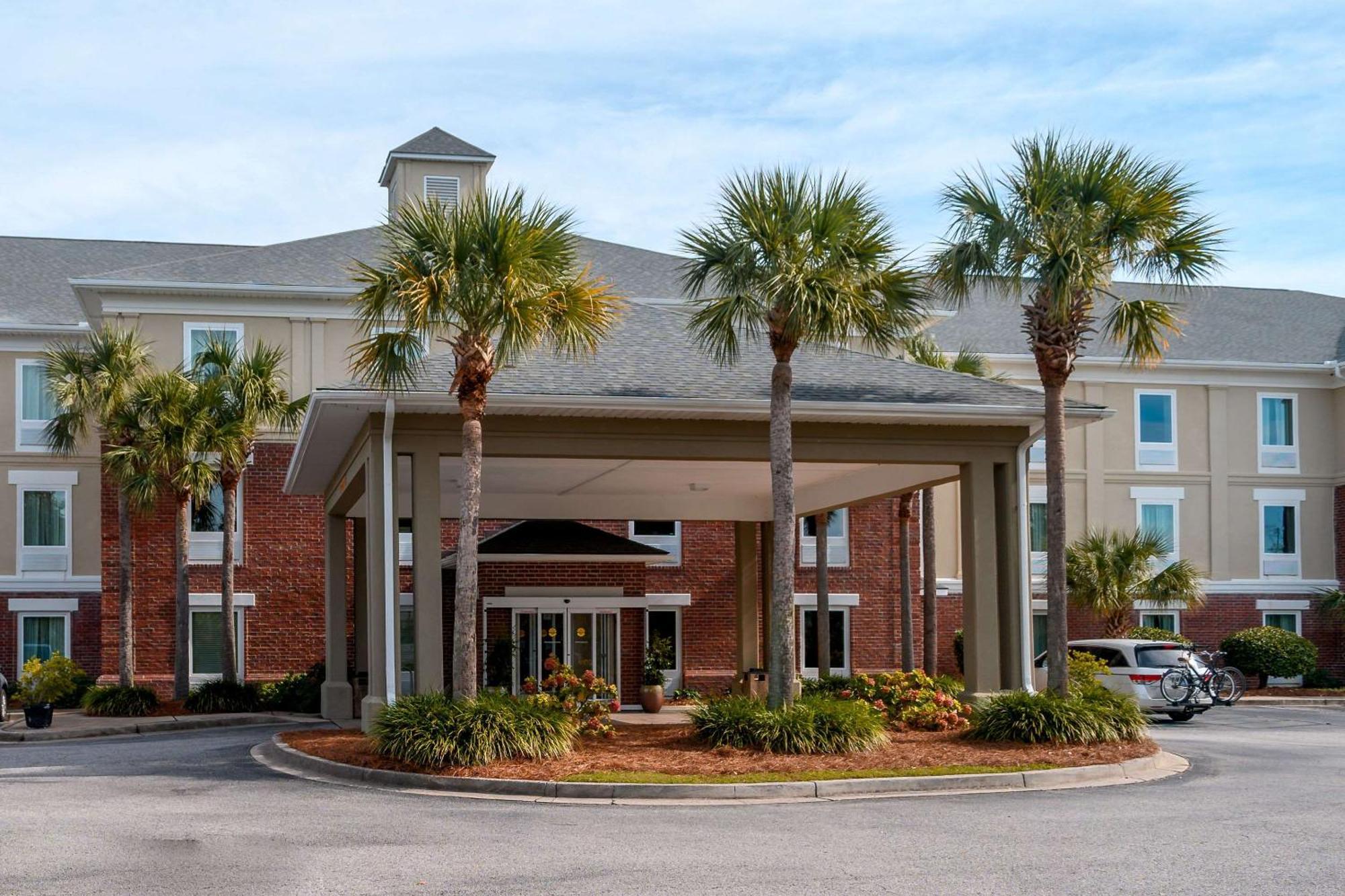 Comfort Inn & Suites Patriots Point Charleston Exterior photo