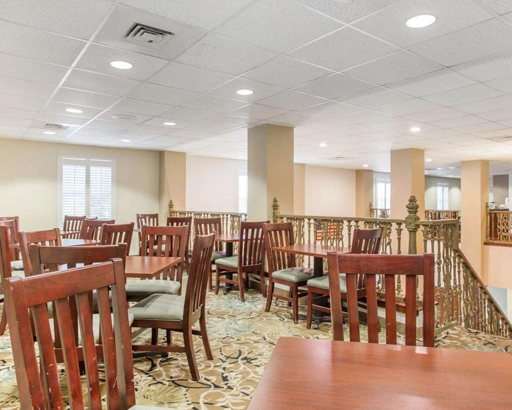 Comfort Inn & Suites Patriots Point Charleston Restaurant photo